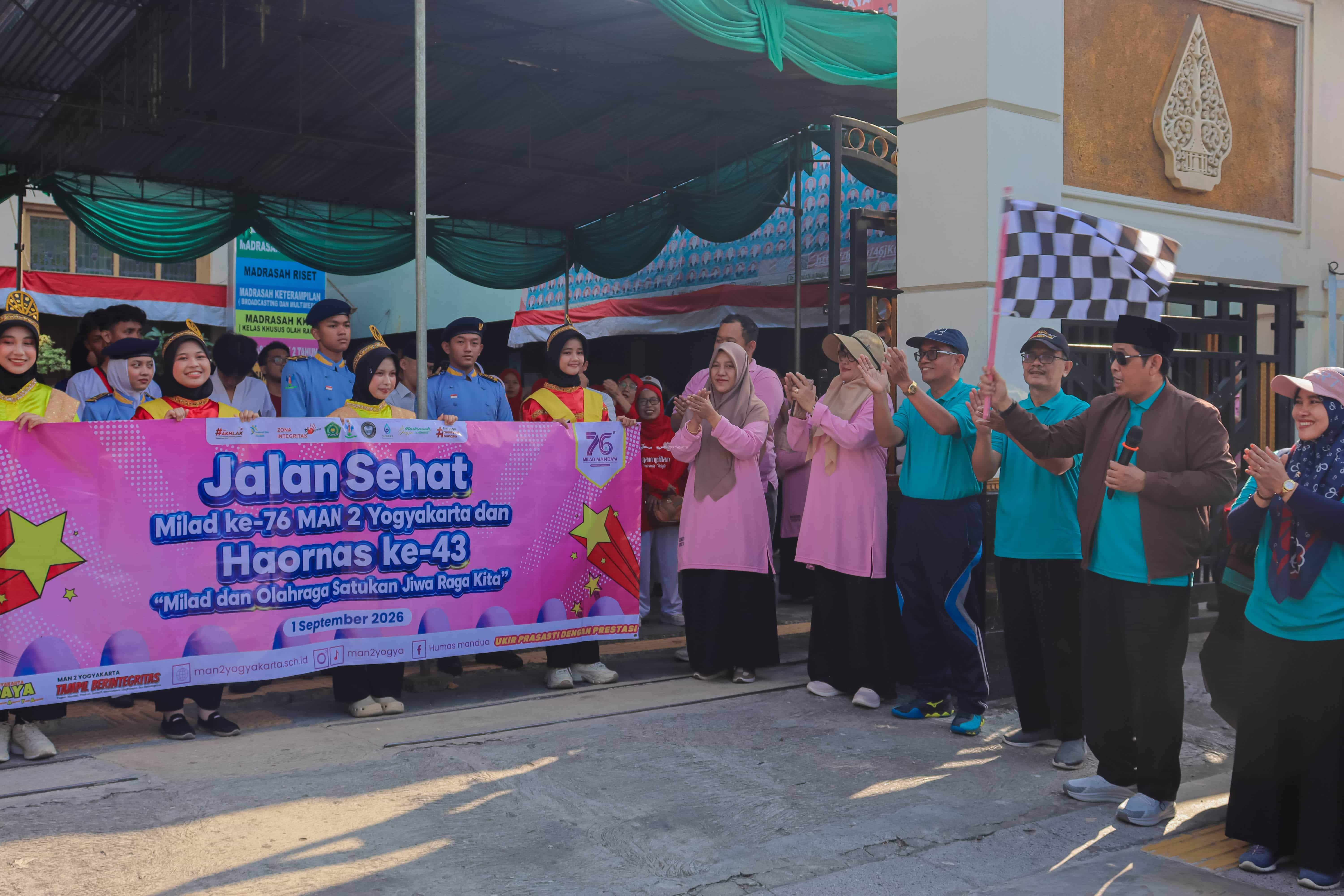 Jalan Sehat Meriahkan Milad ke-76 MAN 2 Yogyakarta, Wujudkan Kebersamaan dan Semangat Sehat