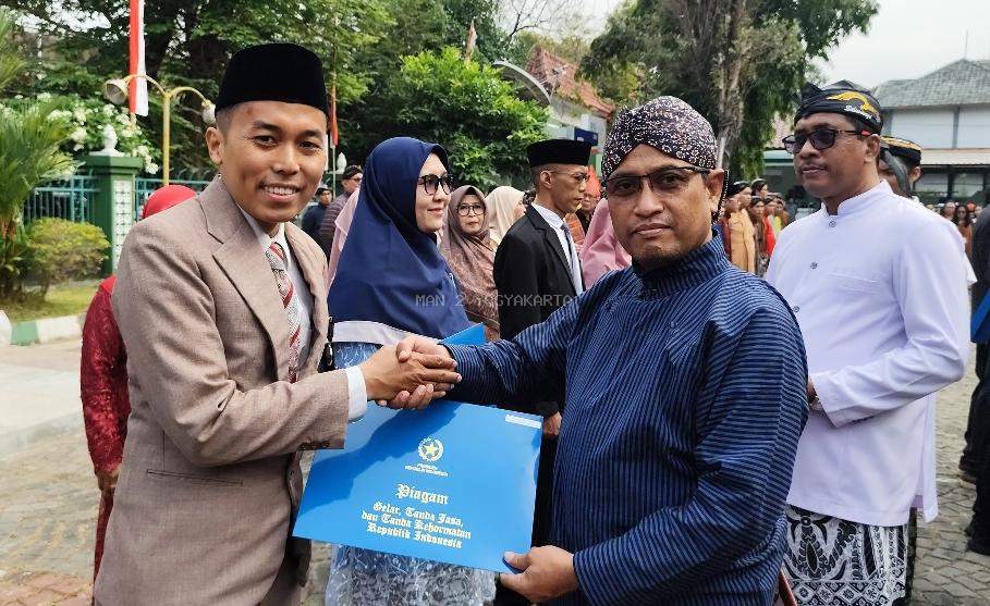 Mengabdi Tuk Negeri, Empat PNS MAN 2 Yogyakarta Terima Satyalancana Karya Satya dari Presiden RI