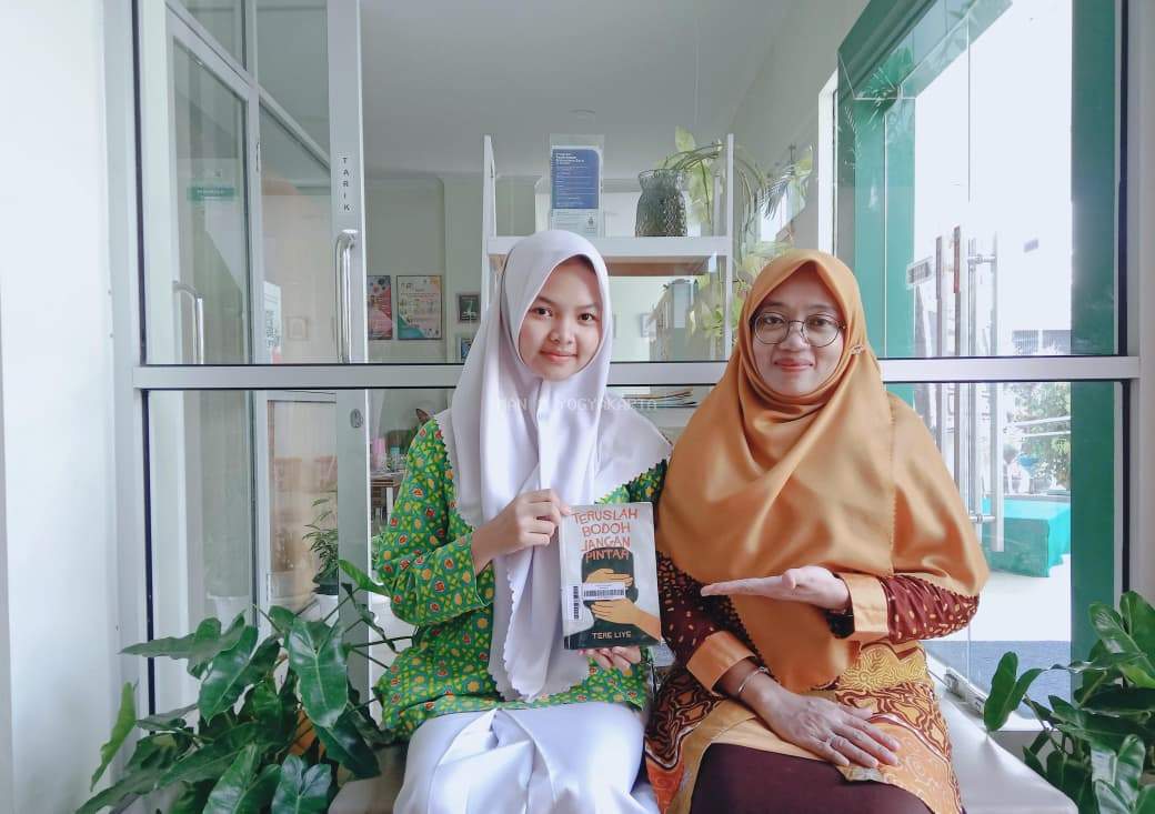 Alya Syifa Fauziyah Thamrin Mengulik Ketidakadilan dan Ketamakan dalam “Teruslah Bodoh Jangan Pintar” di Perpustakaan MAN 2 Yogyakarta