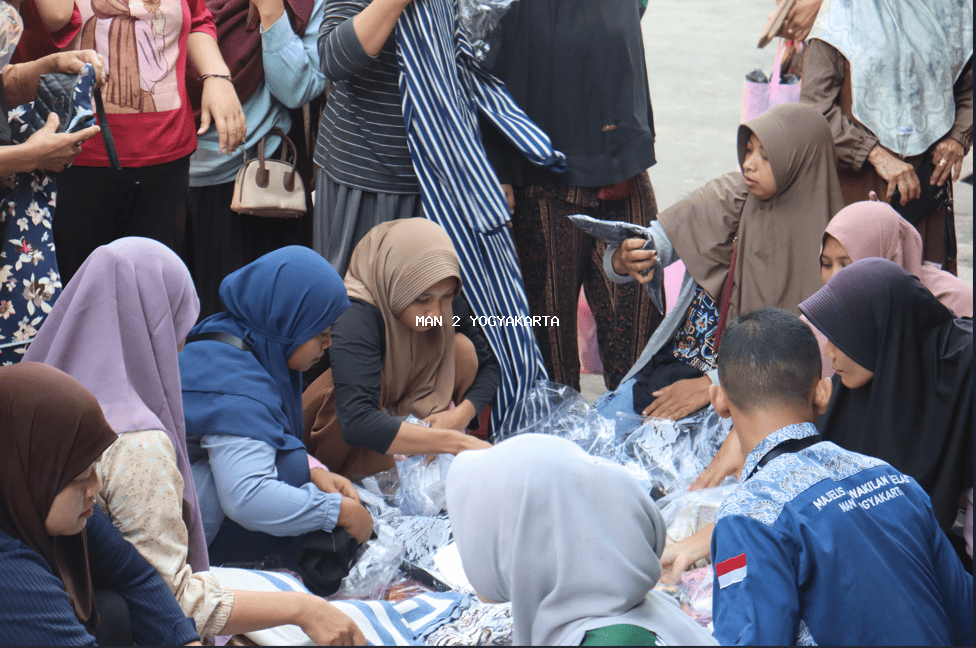 Semarak Milad ke-76 dan Wujud Kepedulian "Dari Warga untuk Warga", MAN 2 Yogyakarta Gelar Baksos serta Bazar di Dusun Widoro
