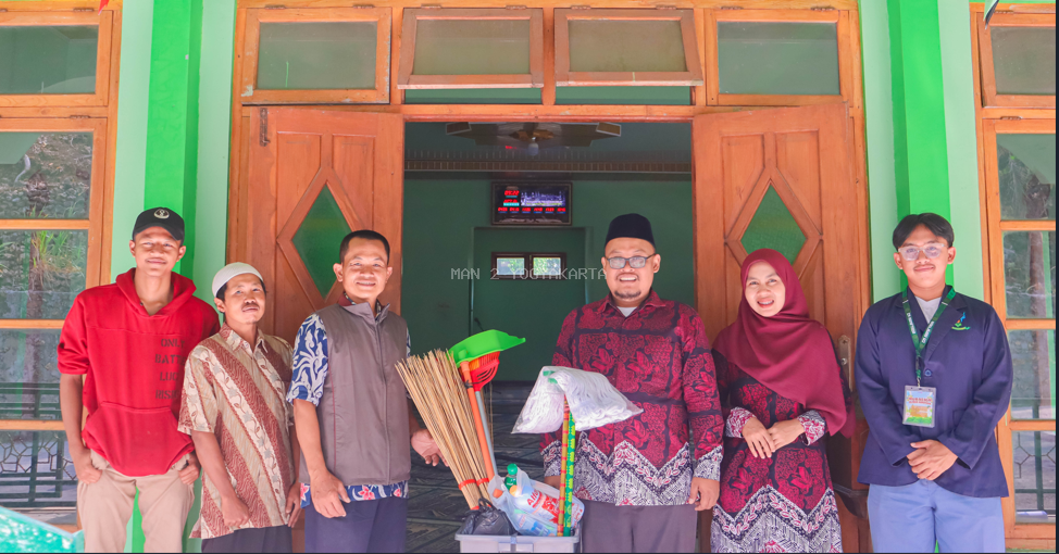 Wujudkan Kepedulian Lingkungan Masjid, Tim Mubaligh Hijrah MAN 2 Yogyakarta Salurkan Wakaf Alat Kebersihan di Dusun Widoro