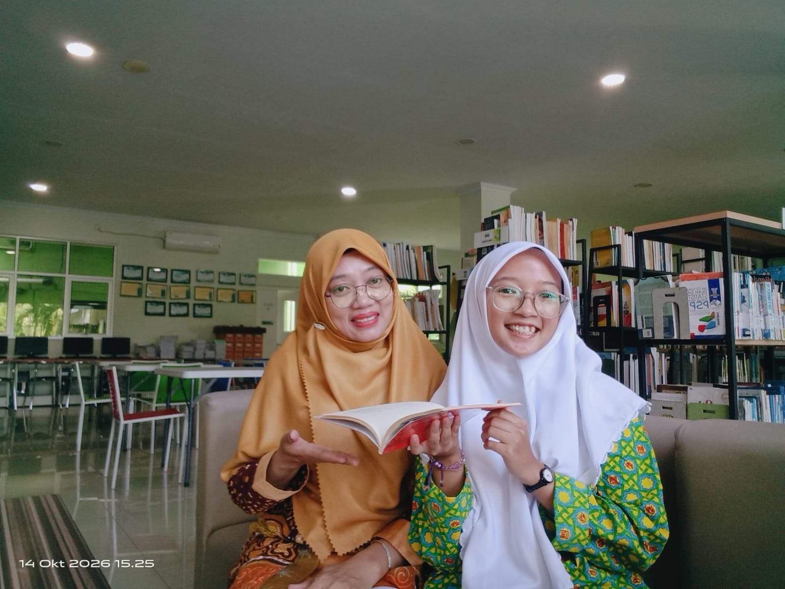 Zaura Avicenna Ma’suma Memetik Pesan tentang Keunikan dan Kecantikan Perempuan dalam Puisi Gendis di Perpustakaan MAN 2 Yogyakarta
