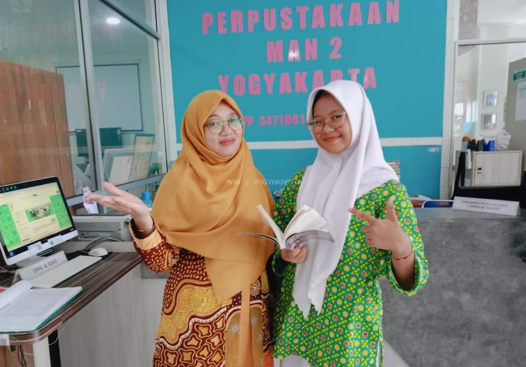 Aliya Zahra Artanti Petik Pelajaran Keberanian dari Buku Suku Penunggang Layang-Layang di Perpustakaan MAN 2 Yogyakarta