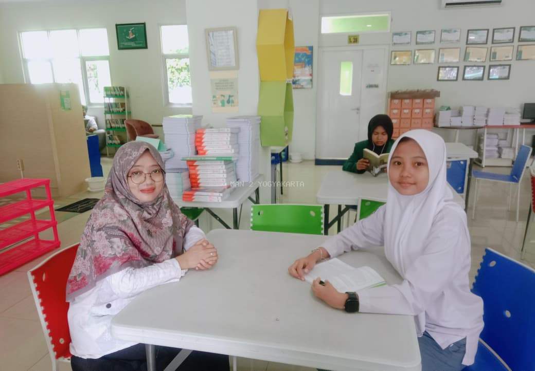 Menjelajahi Surga Indonesia Timur, Alea Tamam Zamnuri Tebarkan Pesan Cinta Lingkungan melalui CALITA di Perpustakaan MAN 2 Yogyakarta